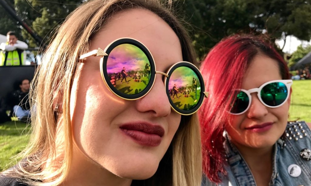 El 3 y 4 de diciembre se llevará a cabo la segunda jornada de esta edición de Rock al Parque en el Parque Simón Bolívar, que el primer fin de semana convocó a 95 mil personas. Mujeres jóvenes con gafas de sol de día en exterior