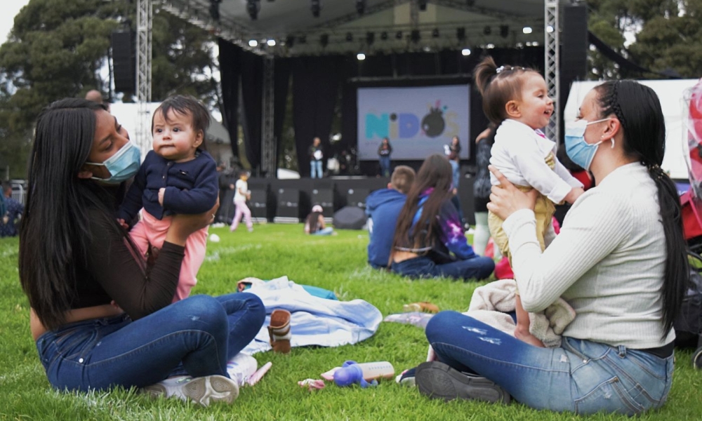 dos mujeres con sus bebés en un parque dos mujeres con sus bebés en un parque
