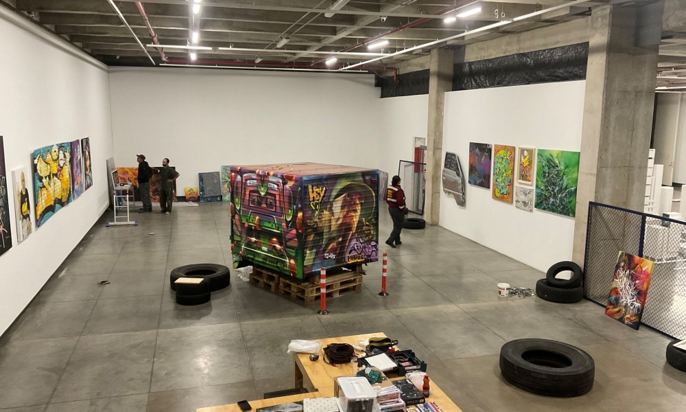 Cuadros de exhibición en un salón de paredes blancas Cuadros de exhibición en un salón de paredes blancas