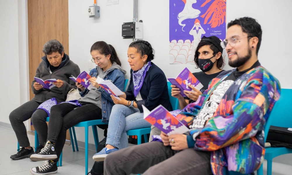 Taller Gritemos, corte 5 personas reunidas para leer un texto