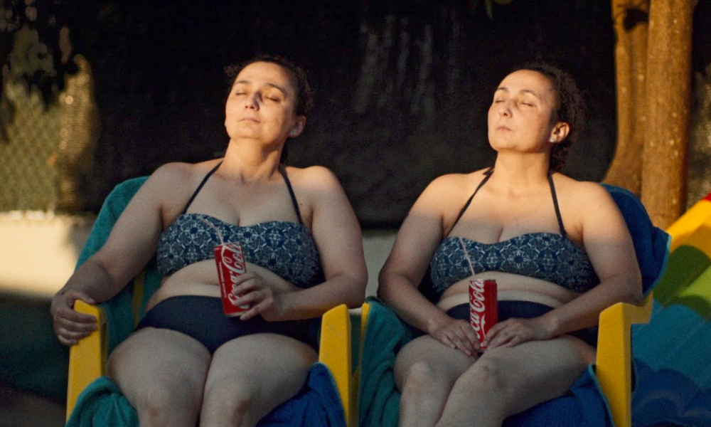 Dos mujeres en vestido de baño sentadas