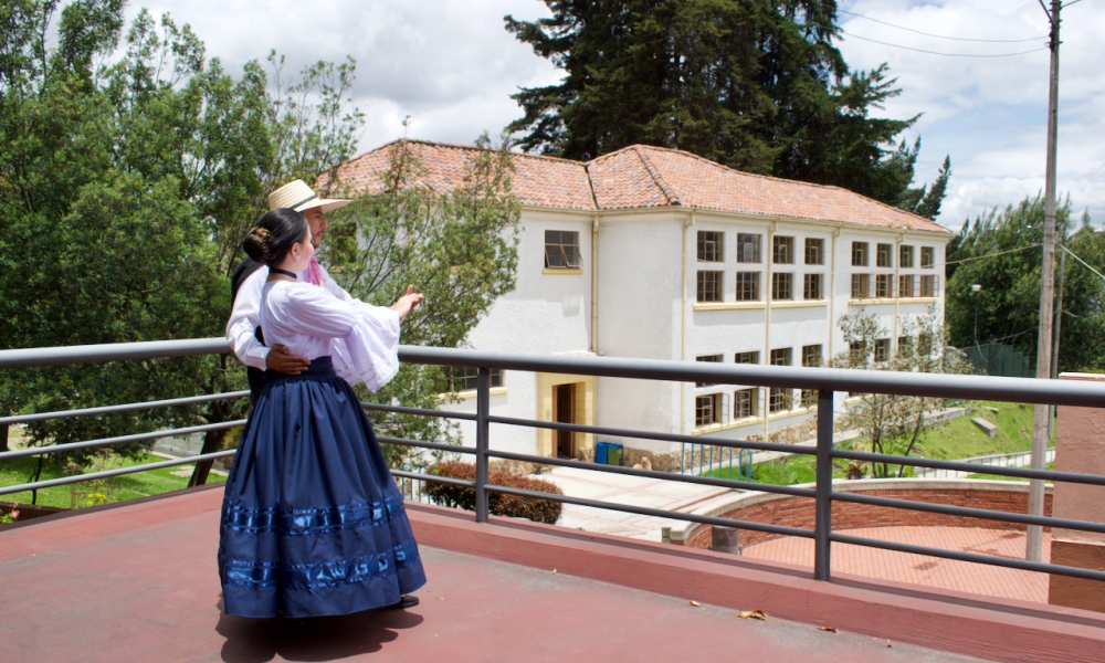 Casona - Día del Agua Personas en balcón con trajes típicos