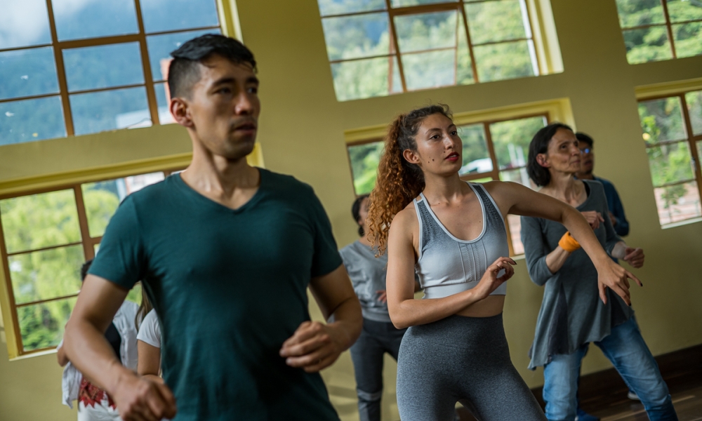 Bailarines en clase dentro de La Casona de la Danza