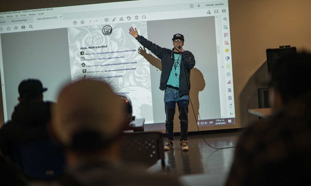Microcurso de redes sociales para emprendedores culturales y artísticos Persona en curso de alcance de redes sociales