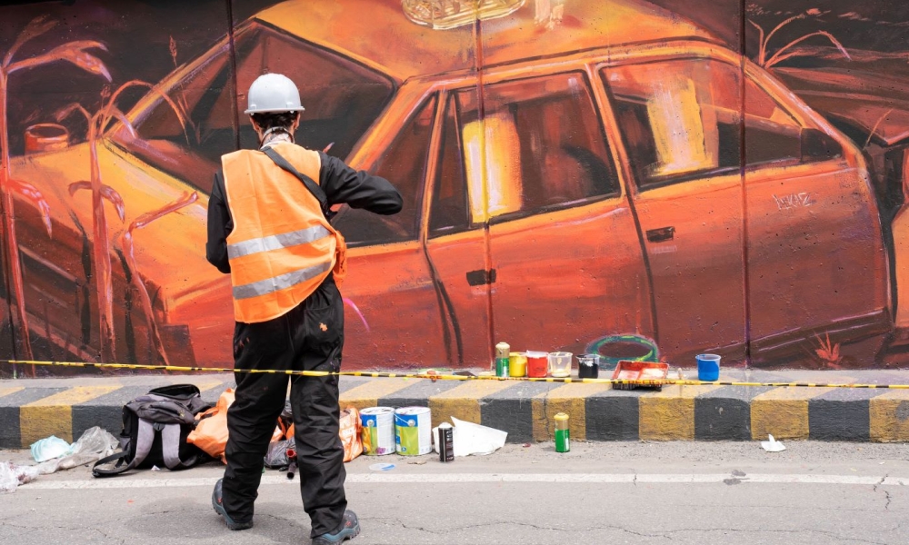 Hombre pintando en un muro