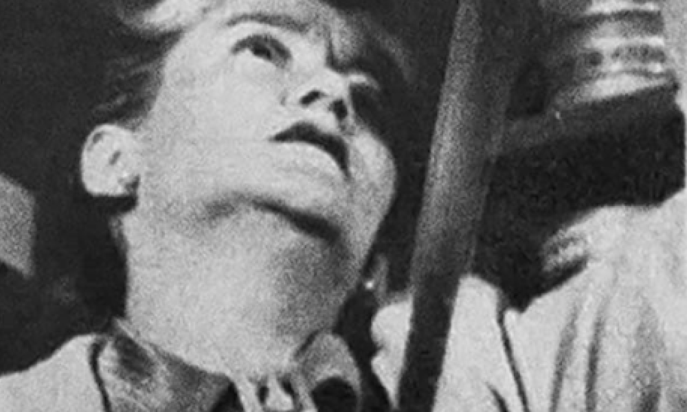 Cinemateca en la FIAF Mujer con carretes de cine