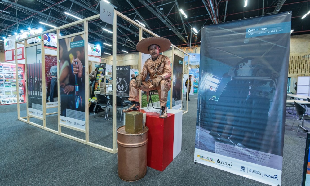 Arte a la KY en la FILBo 2022 Una estatua humana vestida de mariachi en Corferias