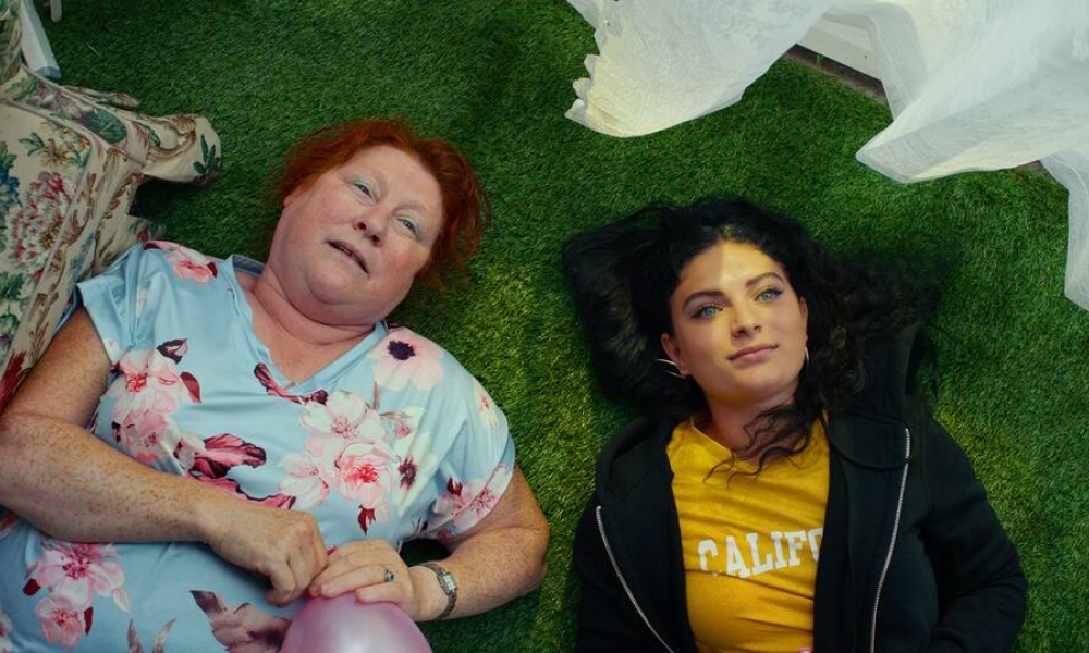 Película Miss Viborg Dos mujeres acostadas mirando hacia arriba