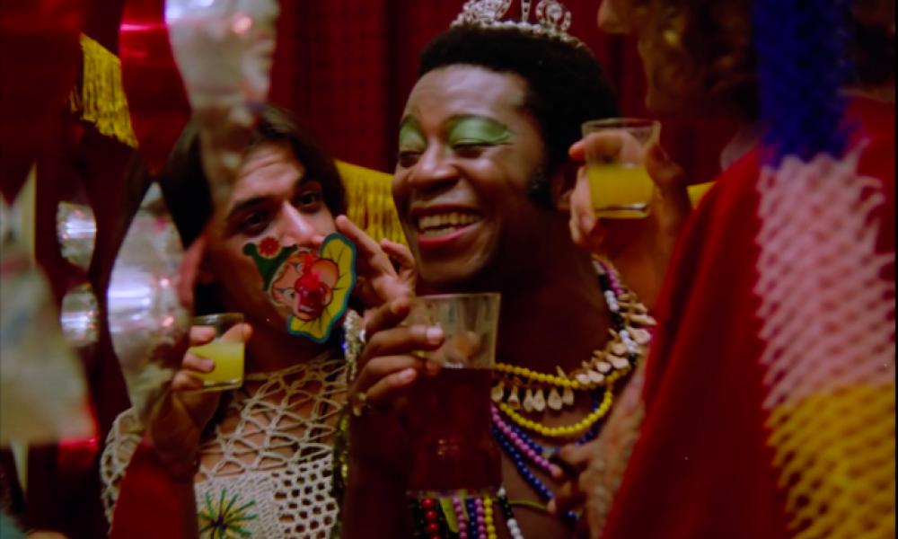 Tres personas trans con traje de fiesta