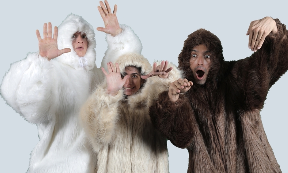 Velu Tres personajes con trajes de peluche