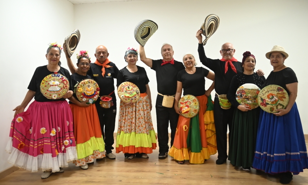 Crea grupo de baile de adultos mayores Grupo de adultos mayores con trajes para bailes típicos