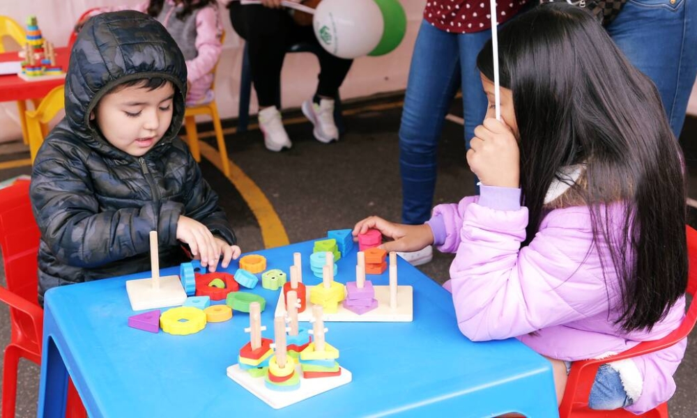 Lero, lero, arte y juego Niña y niño jugando con bloques de madera