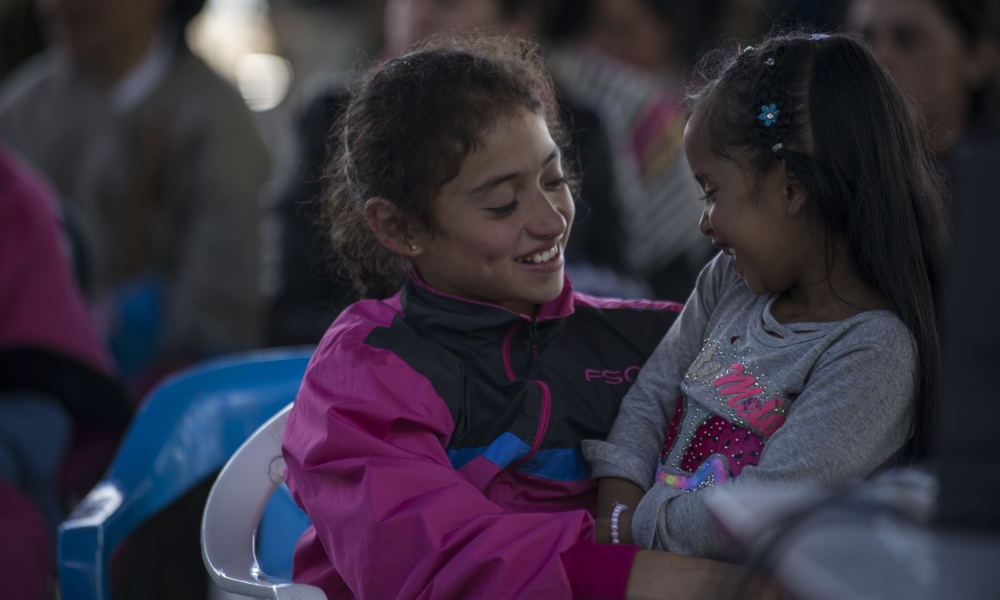 Fotografía por Juan Santacruz Abrazo y sonrisa