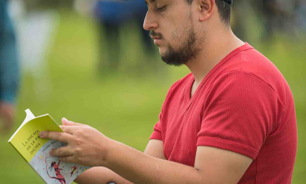 hombre leyendo hombre leyendo