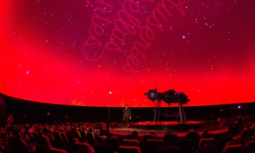 Domo Planetario con "Ausentes, estrellas presentes" domo del Planetario de Bogotá con pantalla rosada