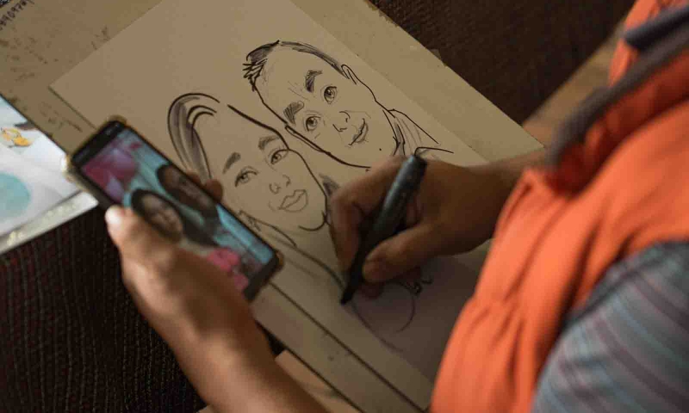 persona dibujando en un cuaderno persona dibujando en un cuaderno