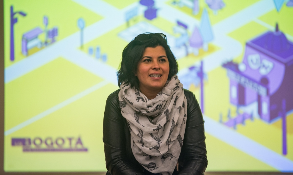 La Línea de Sostenibilidad del Idartes presenta sus convocatorias mujer dando charla en el lanzamiento del portafolio del la linea de sostenibilidad