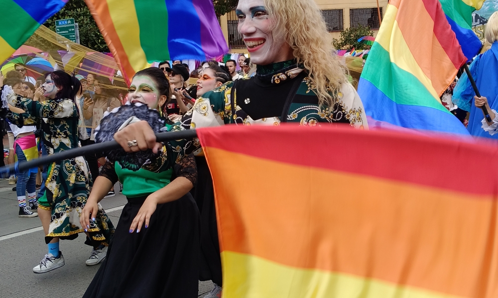 Idartes promueve la diversidad laboral LGBTI persona comunidad lgbti en marcha con la bandera de su comunidad