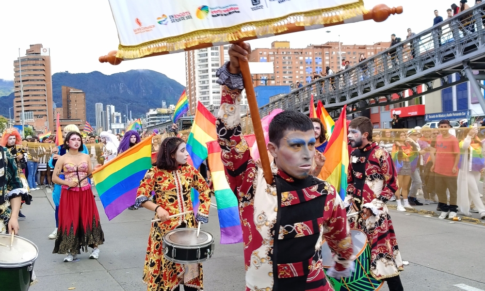 Idartes un compromiso con la diversidad persona comunidad lgbti en marcha con la bandera de su comunidad