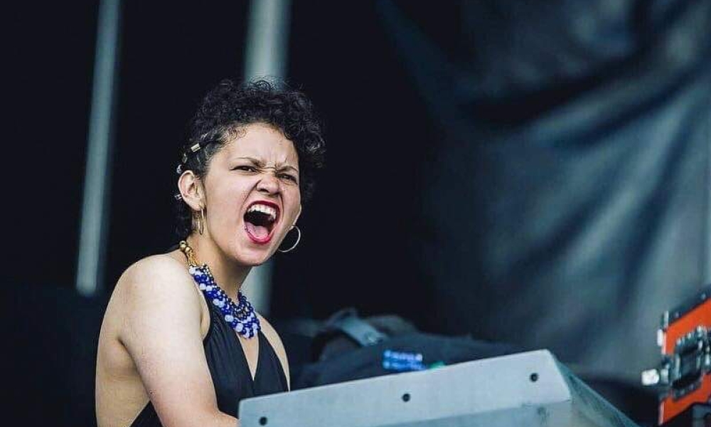 Angely Lemus durante una de sus presentaciones en los festivales al parque del Idartes Una mujer toca el piano con emoción