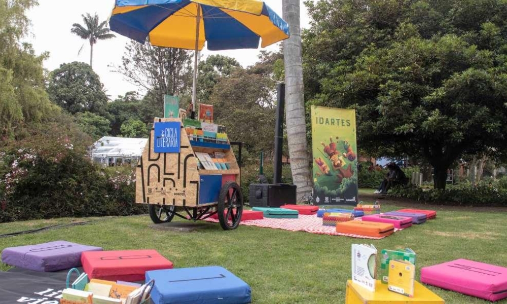 Imagen de la Cicla Literaria en un parque Imagen de la Cicla Literaria en un parque