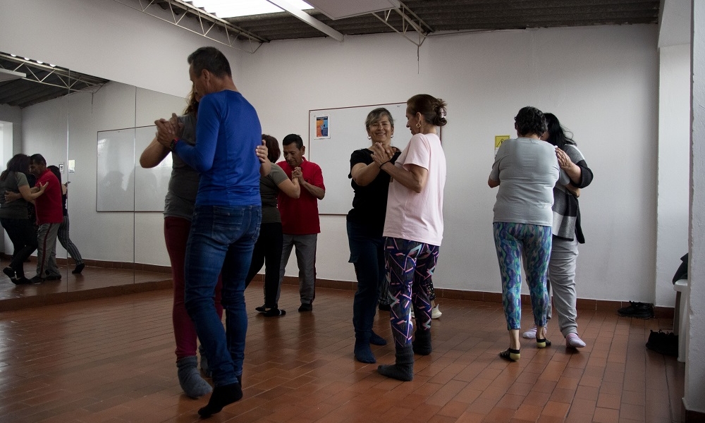 Un grupo de personas adultas aprenden a bailar tango. Fotografía Cristian Martínez Un grupo de personas adultas aprenden a bailar tango. Fotografía Cristian Martínez