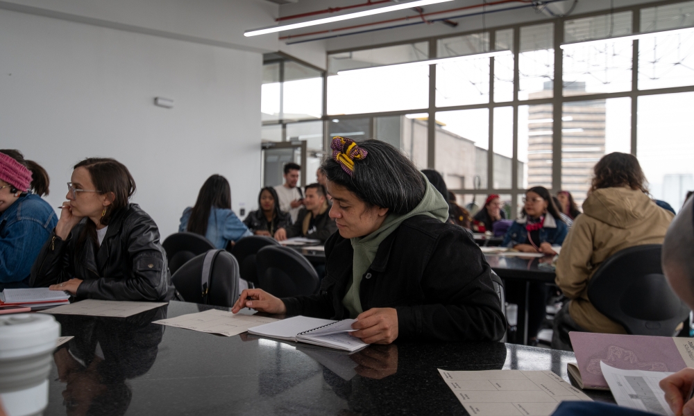 mujer escribiendo mujer escribiendo
