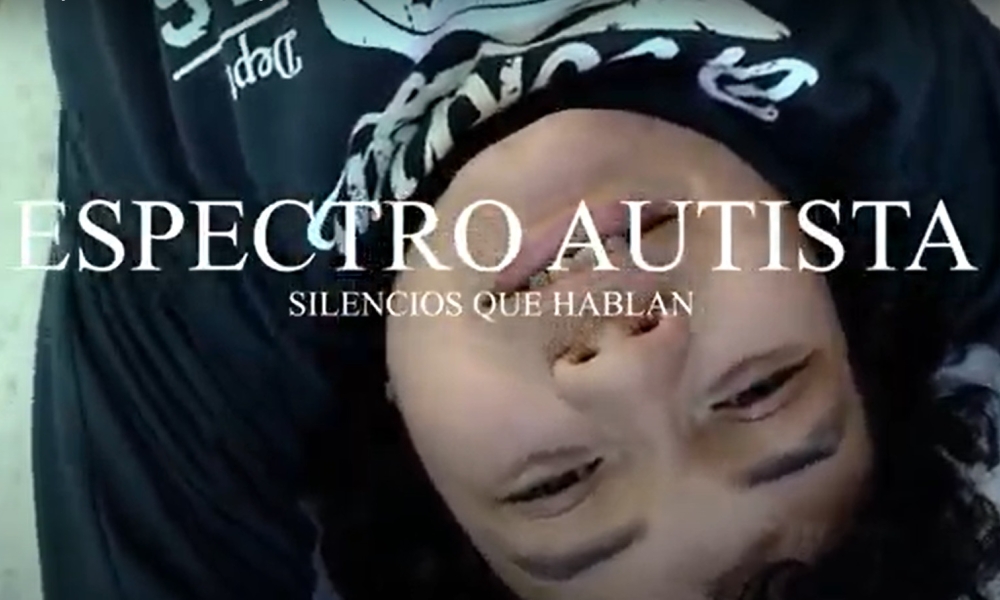 Un niño acostado en el suelo, le sonríe a la cámara Un niño acostado en el suelo, le sonríe a la cámara