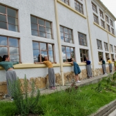 Personas que bailan al rededor de una casa