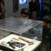 Dos niños observando objetos en el Museo del Espacio. 