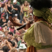 Totó la Momposina en escena vestida de verde y blanco