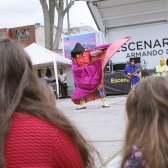 Mamá e hija disfrutando con los artistas de Nidos.