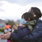 Madre e hijo disfrutando de obra escénica del Programa Nidos