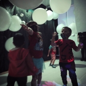 Niños jugando con globos