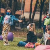 Niña jugando en el Pícnic Literario. Foto: Cristhian Pérez / Idartes.