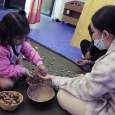 Niña jugando con su mamá durante experiencia artística