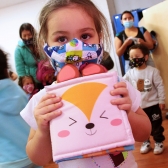 Niña sosteniendo libro de juguete
