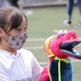 Niña jugando con títere 