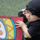Niño jugando con imagen