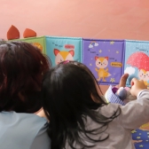 Mujer y niña leyendo libro de texturas