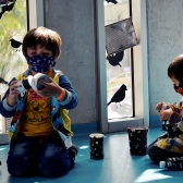 Niños jugando durante experiencia artística en la Sala Rayito del Programa Nidos