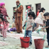 Niñas y niños participando de actividades artísticas.