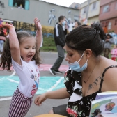 Niña en primera infancia jugando con su mamá.