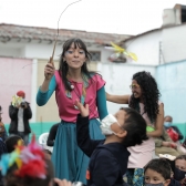 Artista compartiendo con la primera infancia