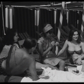 Grupo de personas en una playa 