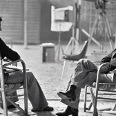 Dos hombres sentados 