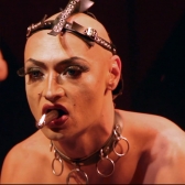 Mujer trans fumando tabaco 