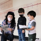 Niños en primera infancia interactuando con adulto