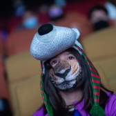 Niña con gorro de tigre en la Sala Capital 