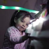 Niña jugando con dispositivo
